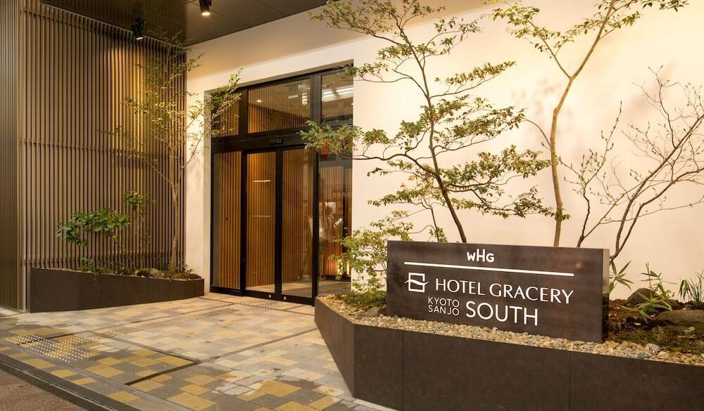 ホテルの入り口 / 3