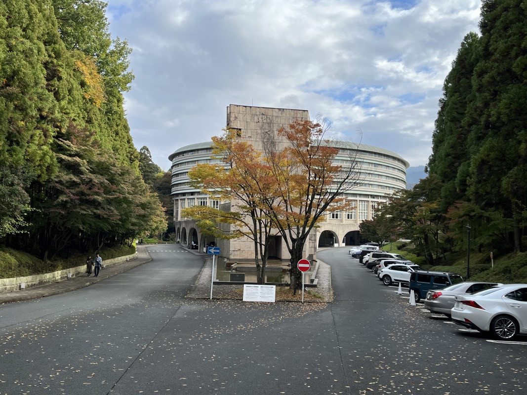 円形の外観です。とても大きいのですが。