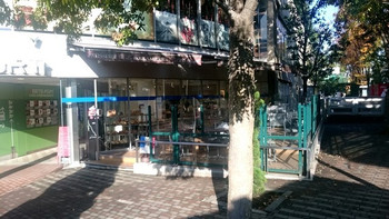 「シェ・リュイ 東京ドームミーツポート店」外観 917812 木々に囲まれたテラス席
