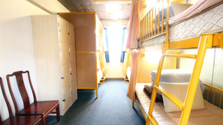 バンクベッド3台(計6ベッド)プライベートルーム共用バスルーム