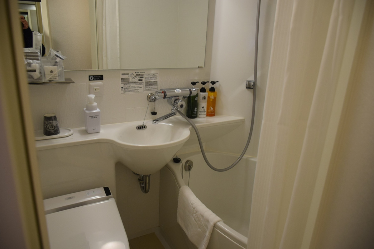 バスルームは狭いですがアメニティーはあります