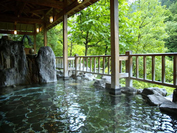 1.美しい渓流に面した「藤龍館」/福島県3673629