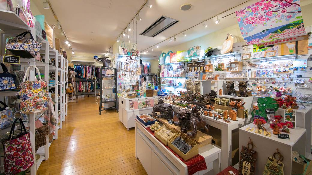 オリジナルクッキーや泡盛もあり / 2