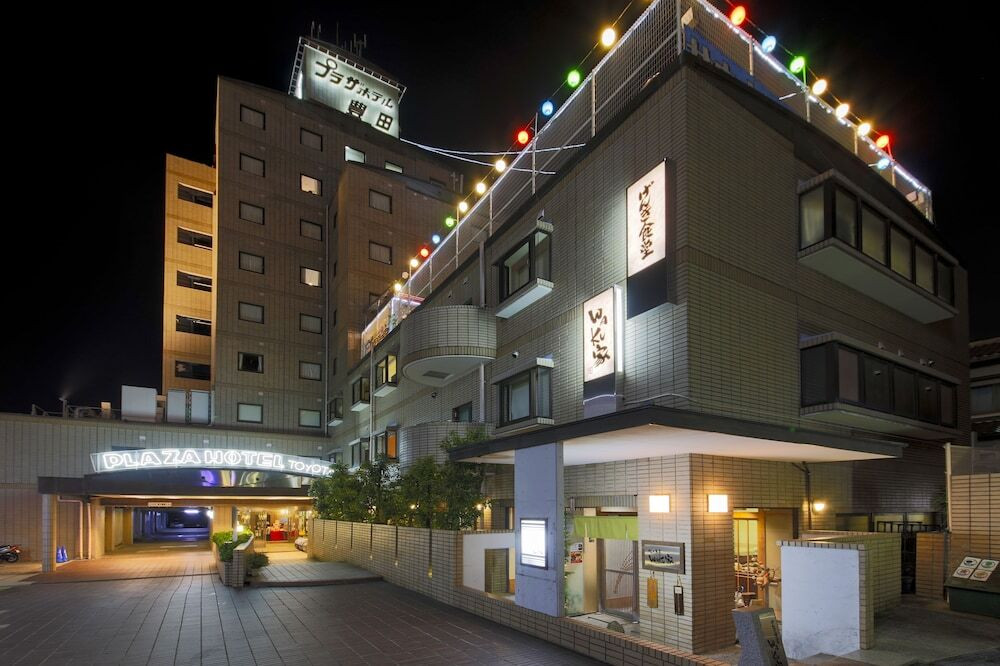 施設の正面 (日没後)