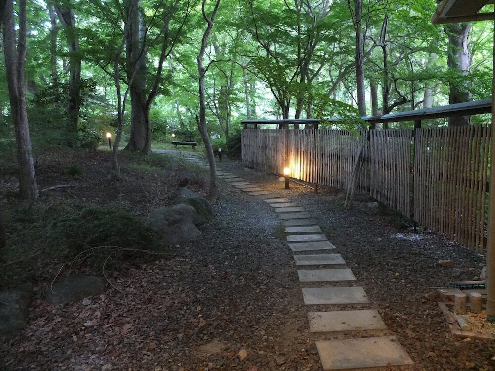 物語に出てきそうな高架橋のある風景3486558