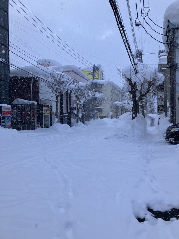 少し遠目ですが黄色の看板がある建物です