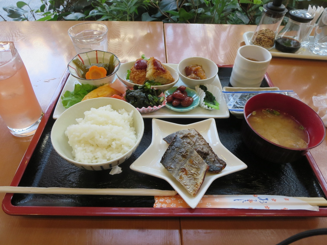 朝食(和食を選びました)。鰆が2切れもあり美味しくてボリュー