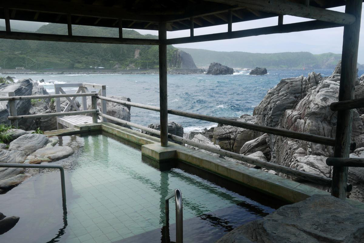 水着で入れる絶景温泉「神津島温泉保養センター」3711489