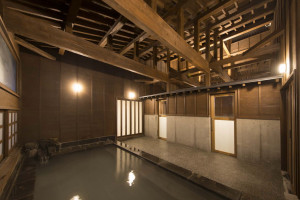 内湯の天井は梁がむき出しに