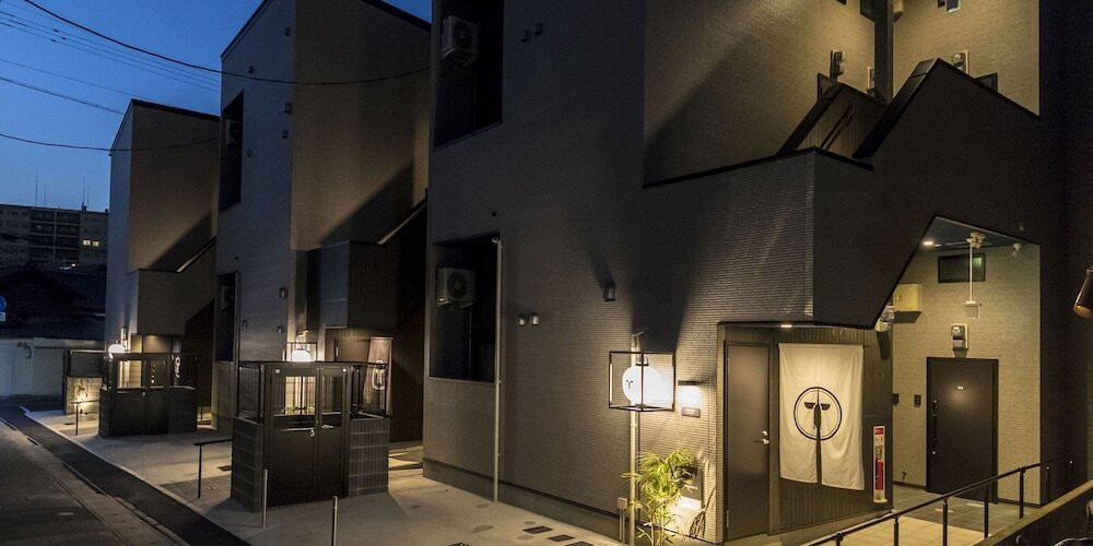 施設の正面 (日没後)