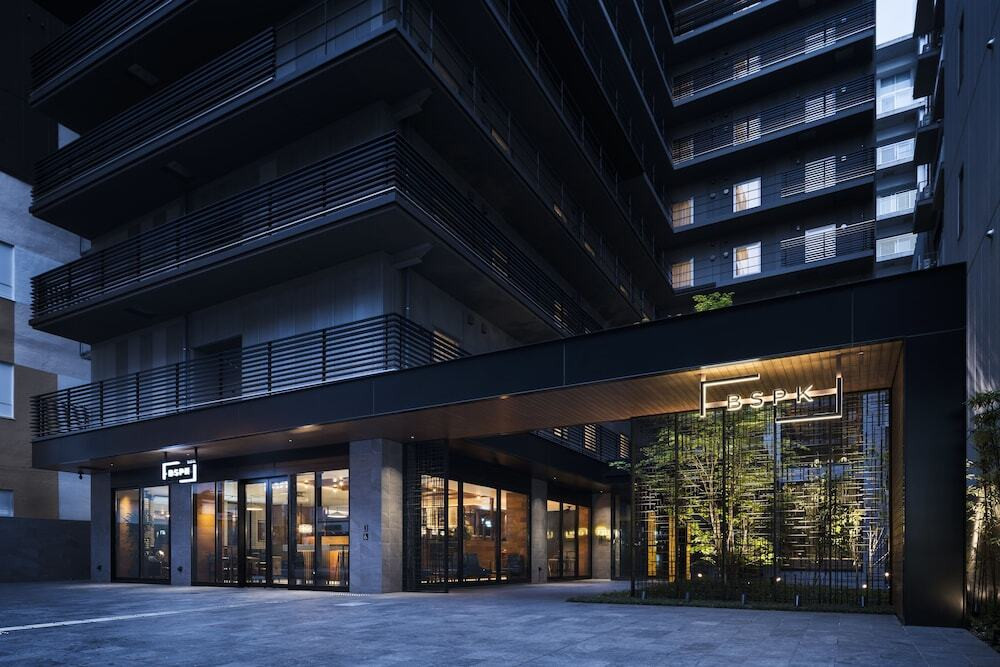 施設の正面 (日没後)