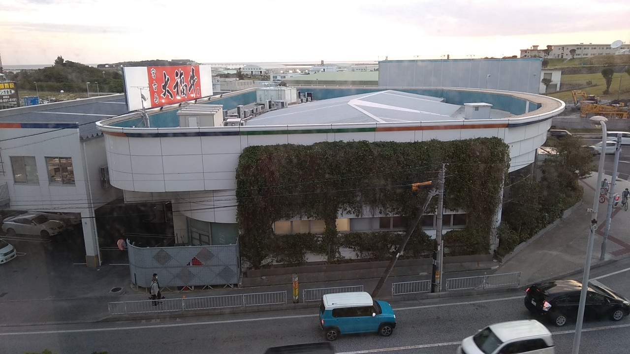 方角は海側なのですが低層階のため景色は寂しかったです