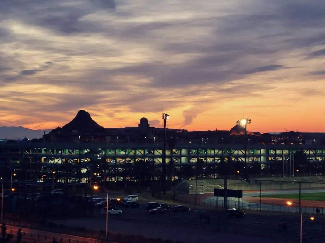 新館の「デラックスバルコニールーム」に宿泊。夜は部屋で夜景を見て過ごしました。
