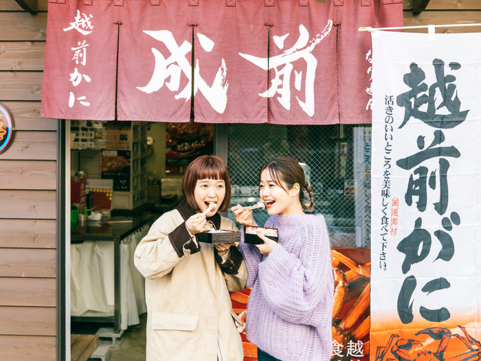 贅沢なかにちらしを大きな口でぱくり。ふたりとも、美味しさのあまり「ん～～！」と唸っていました