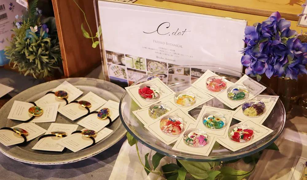 地元の作家さんが作った雑貨が並びます。自然溢れる八ヶ岳の草花を使用したものは、旅の思い出にもぴったり。