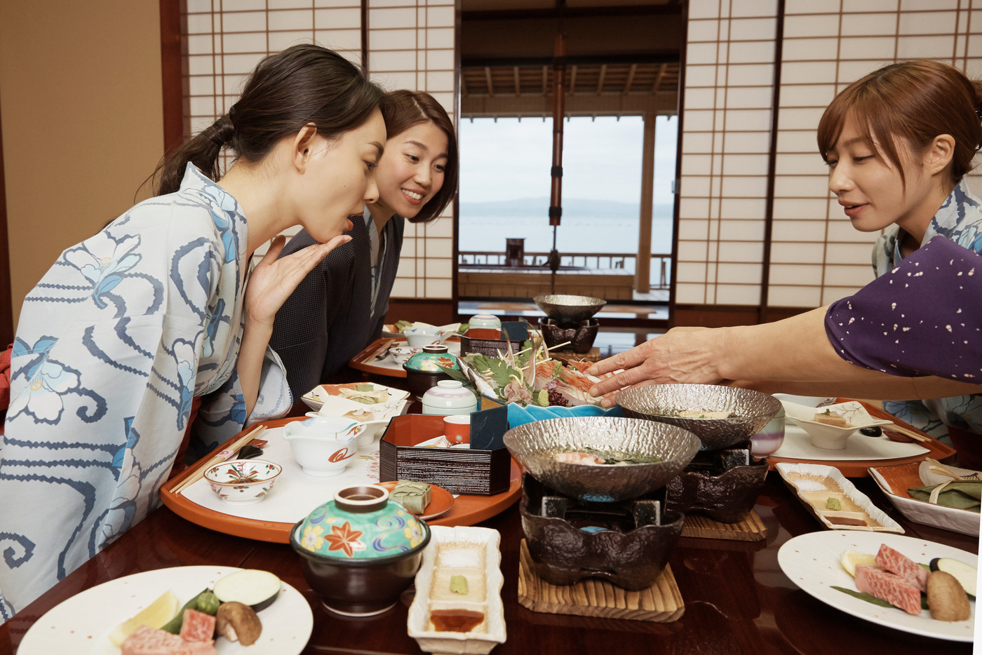 宿で食事する女性達