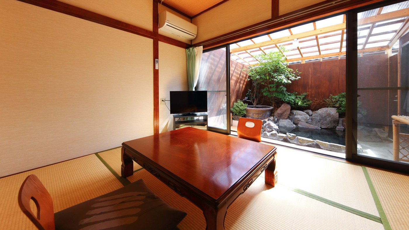 客室の半露天風呂でのんびり。全室離れのお部屋3927324