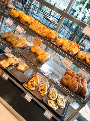 「シェ・リュイ 東京ドームミーツポート店」料理 917811 美味しそうな惣菜パンもズラリ♪