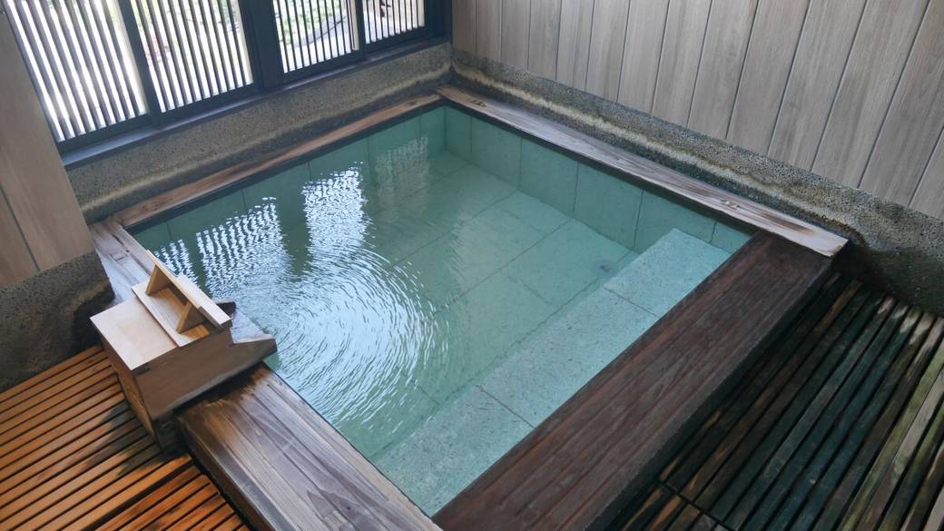 源泉かけ流しの温泉を
大浴場や貸切風呂で堪能 / 4