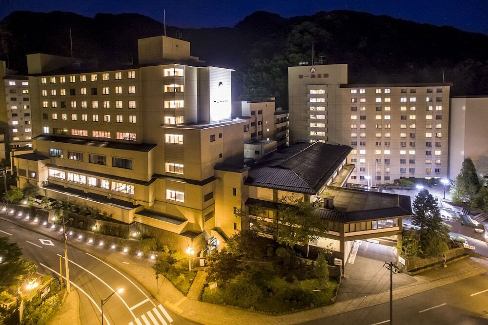 夜の外観