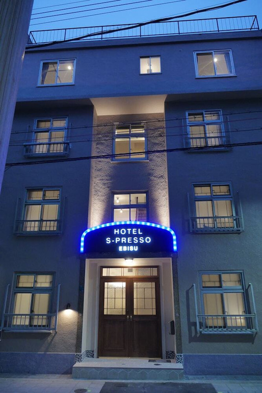 施設の正面 (日没後)