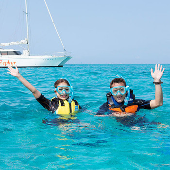 青い海とカラフルな魚の世界をのぞく「シュノーケリング」4269926