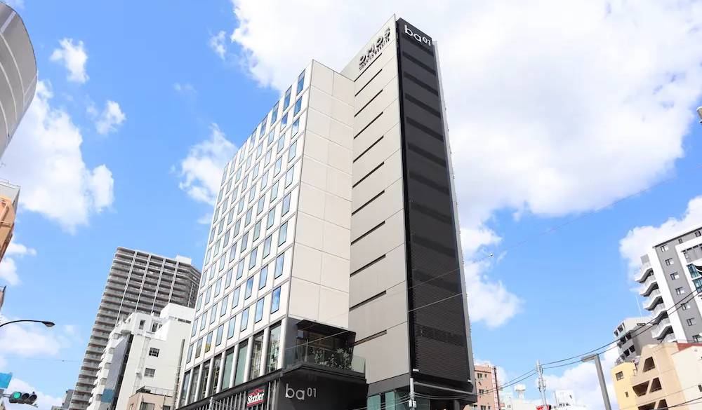 駅を出るとすぐに見えるホテルのビル。駅自体もコンパクトなので、初めてでも迷うことなく安心してアクセスできるはず。