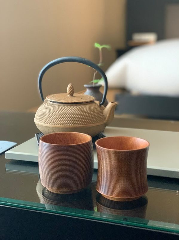 伝統工芸品のティーセット、B＆O(バング＆オルフセン)のスピーカー、その他ダストボックスや歯ブラシに至るまで、客室のアイテムの1つ1つが上質でユニーク。眺めるだけでも楽しい。 / 1