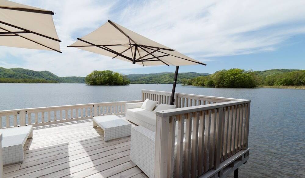 湖上テラスのソファ / 2