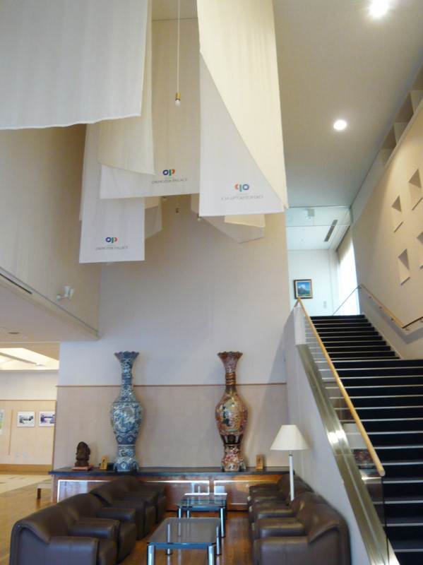 １階の贅沢ロビーと２階バンケットホール