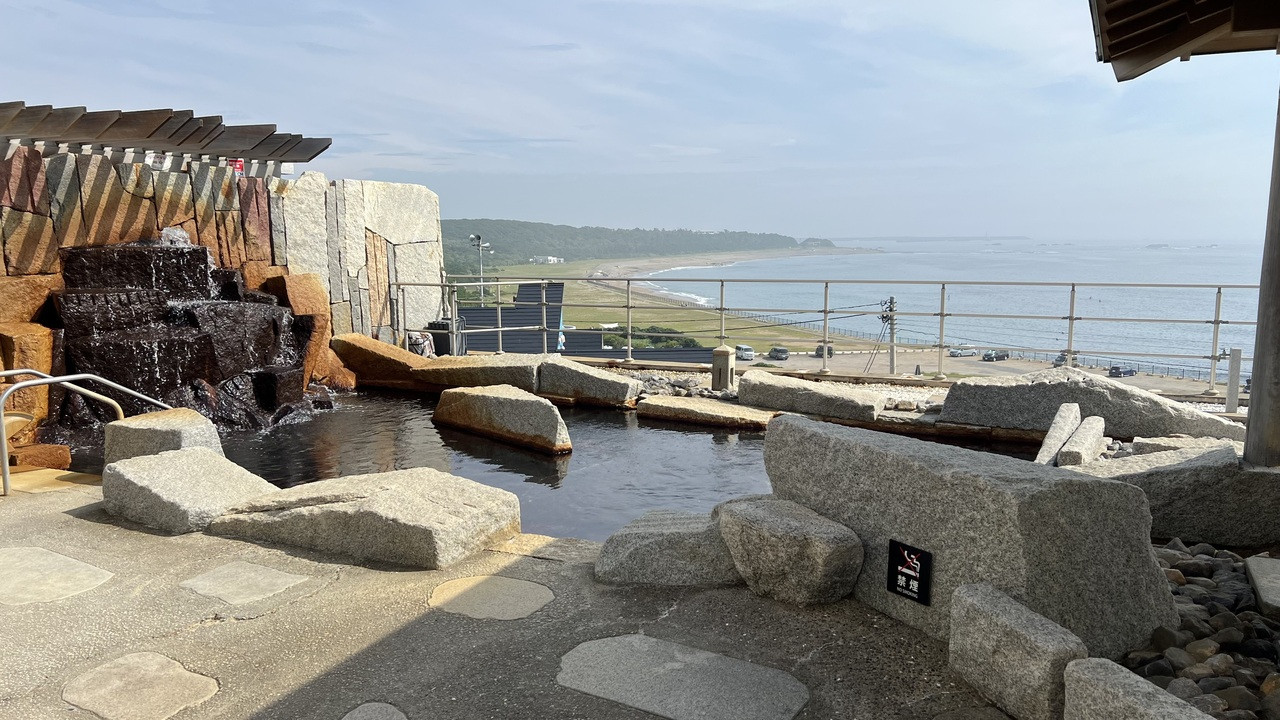 露天風呂。君ヶ浜や灯台が見えます。