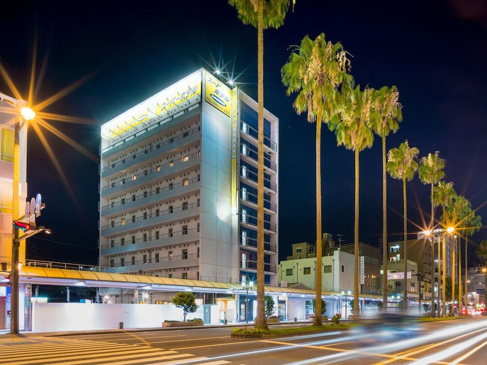 施設の正面 (日没後)