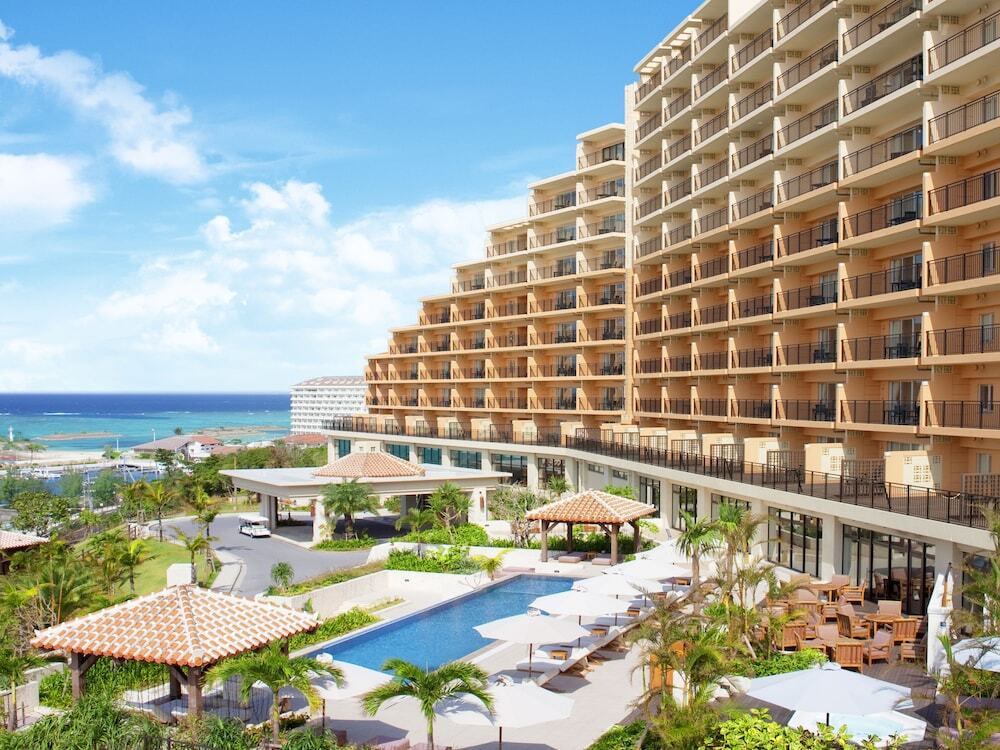 ホテル最上階のプールが最高にリュクス。2人で”カフー”なひとときを。3455949