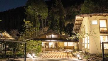 施設の正面 (日没後) / 10