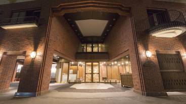 施設の正面 (日没後) / 4