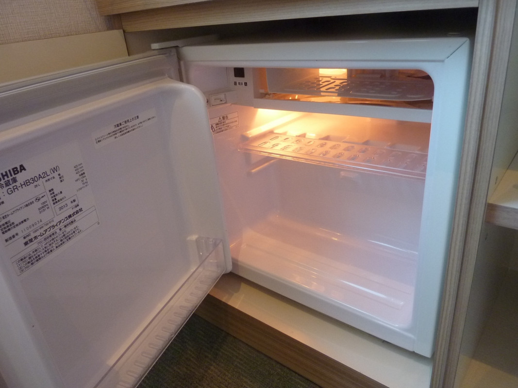 冷蔵庫は小さく、冷え方も弱かったです