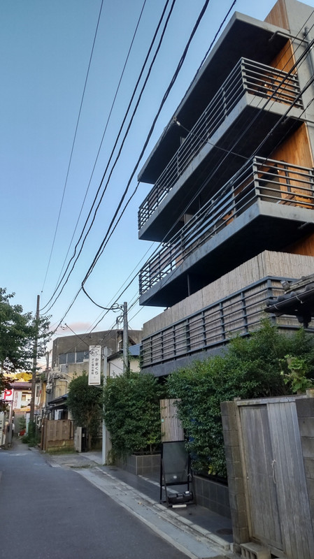 外観は黒でゴツイですね