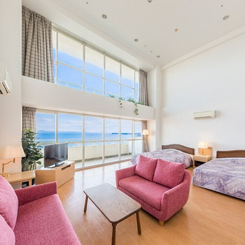 高い吹き抜けに感動！特別な気分を味わえるスカイスイートルーム3696539