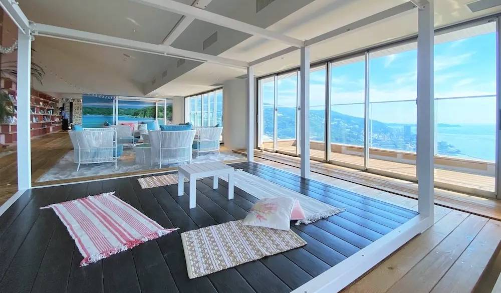 乳幼児連れの方に人気のフラットなスペースも。自由な過ごし方ができるのも魅力の1つです。