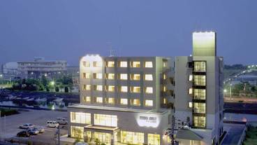 施設の正面 (日没後) / 2