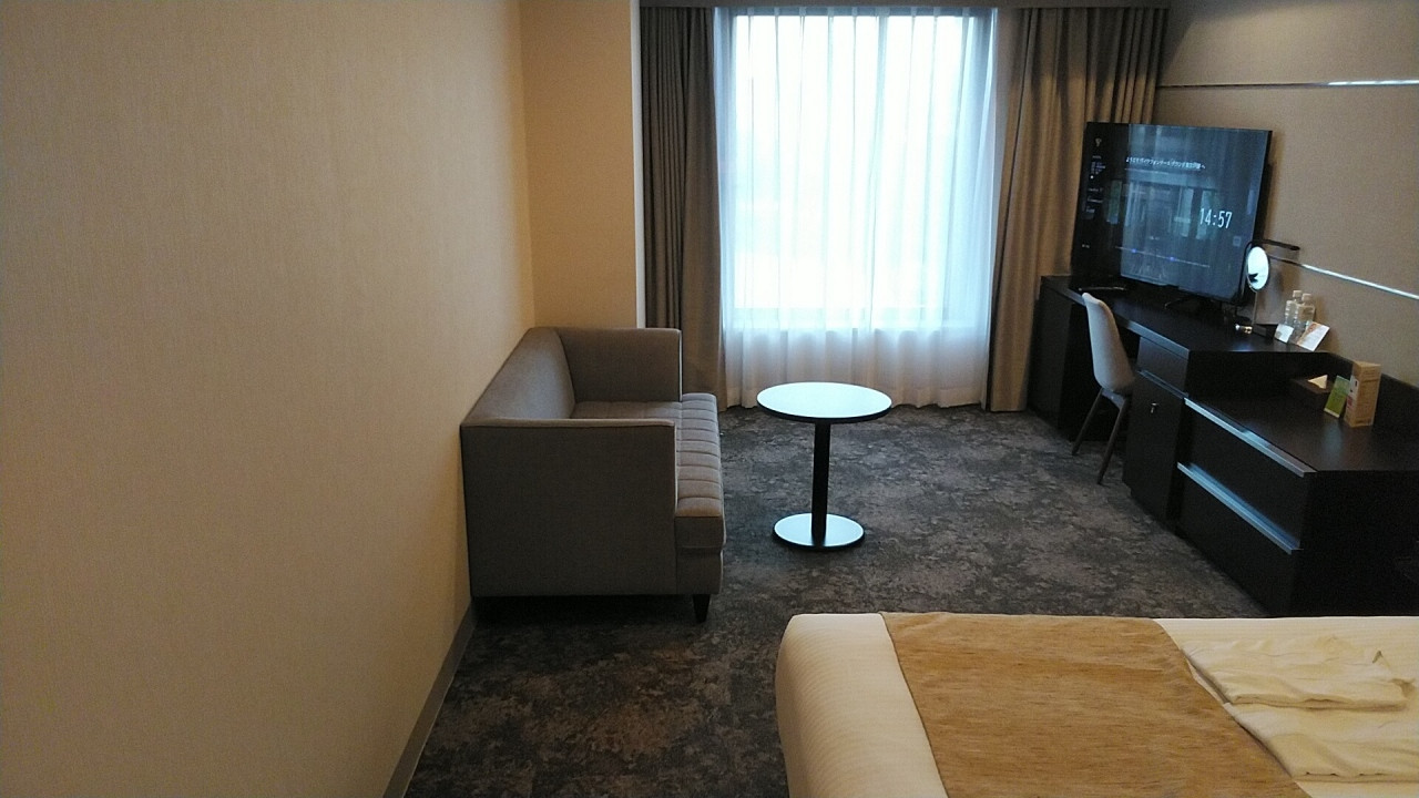 部屋のサイズに合わない小さなテーブル