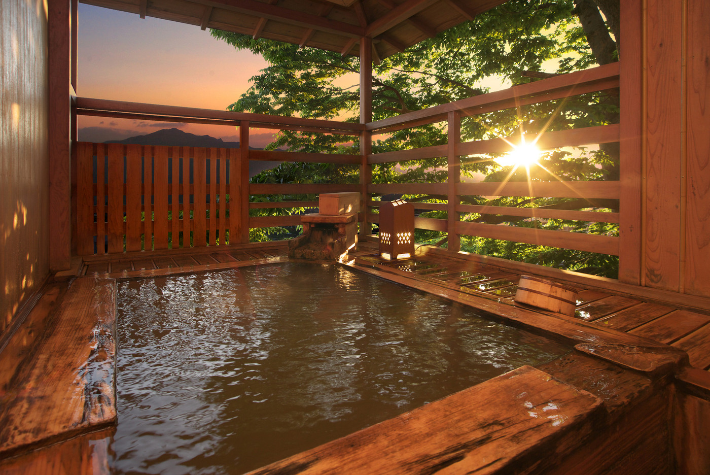 山々を眺めながら”黄金の湯”を贅沢に源泉かけ流し！4025447