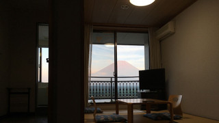 富士山と精進湖を一望! 特別和洋室(B)16平米/バストイレ付 禁煙