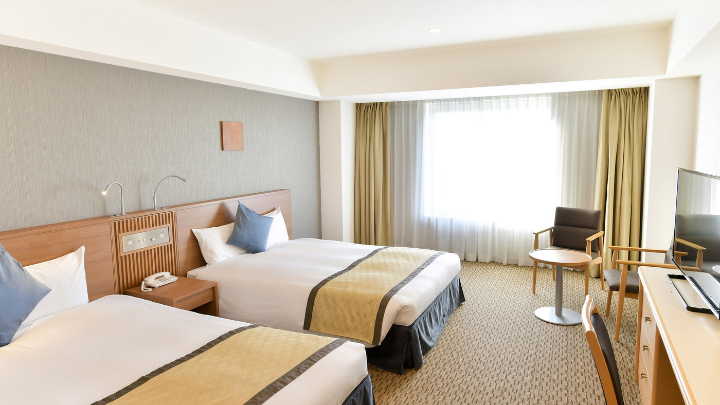 空港の夜景が美しいロマンチックなバーで旅前後のひと時を♡4011682