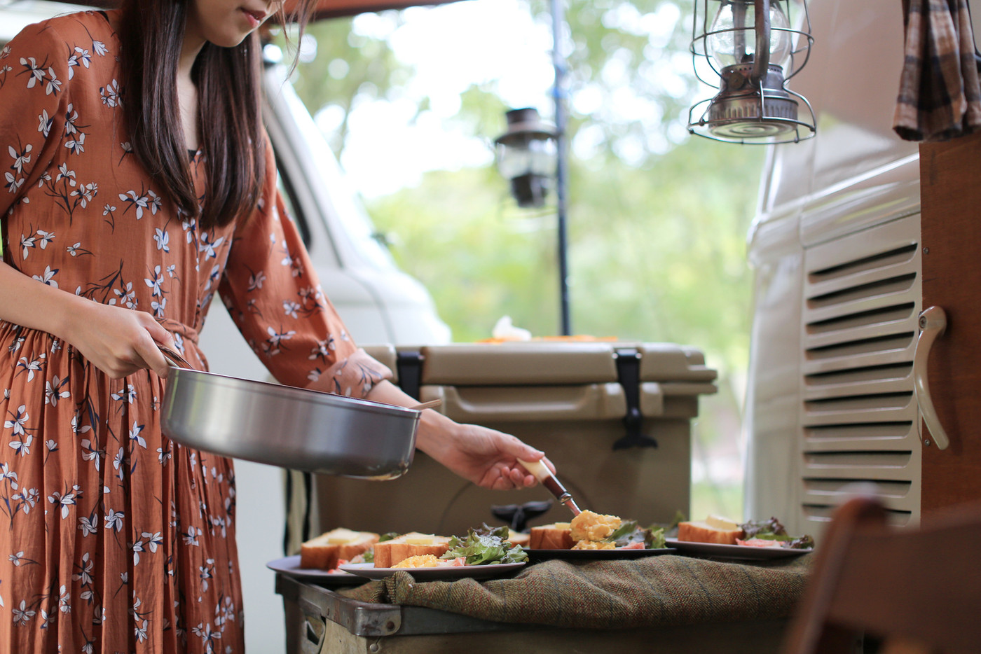 キャンプで朝ごはんの調理中の写真です♪外で作るご飯はとても美味しいです✨