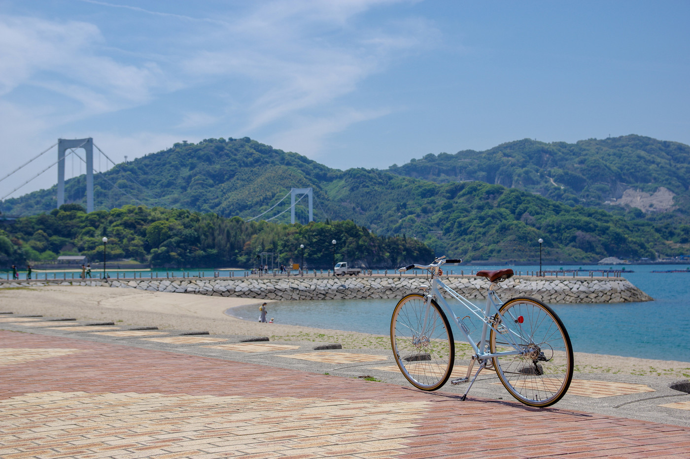 しまなみ海道伯方ビーチの海を背景におしゃれなミキストフレームのクロスバイク