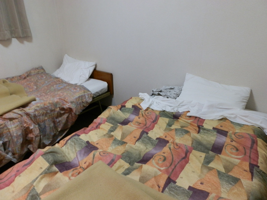 狭い、ツインルーム内です。