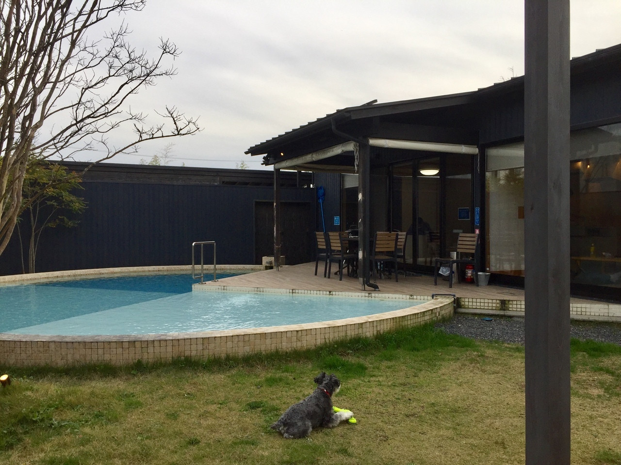 広大なレジャー施設内にある、中庭プール付きのヴィラ3643448