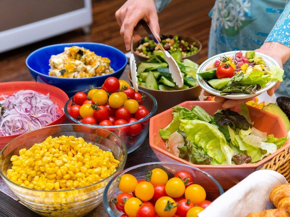 ミニ海鮮丼が人気♪バイキングで1日を元気に始めよう4265199