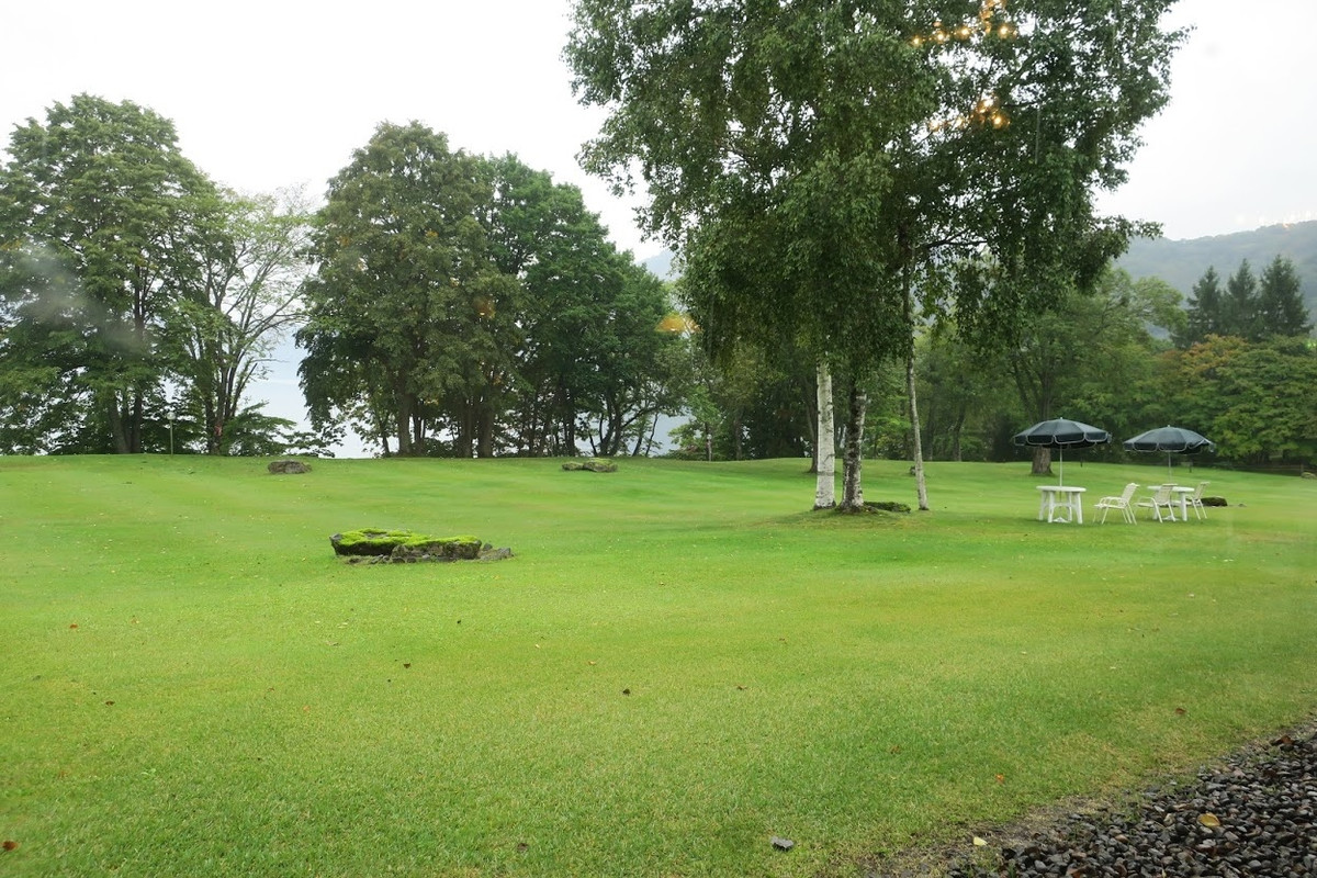 湖側の芝生です。晴れていれば芝生のテーブルで朝食も可能